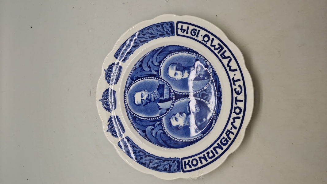 Rörstrand mindeplatte fra 1914, fremstillet i anledning af Kongemødet i Malmø