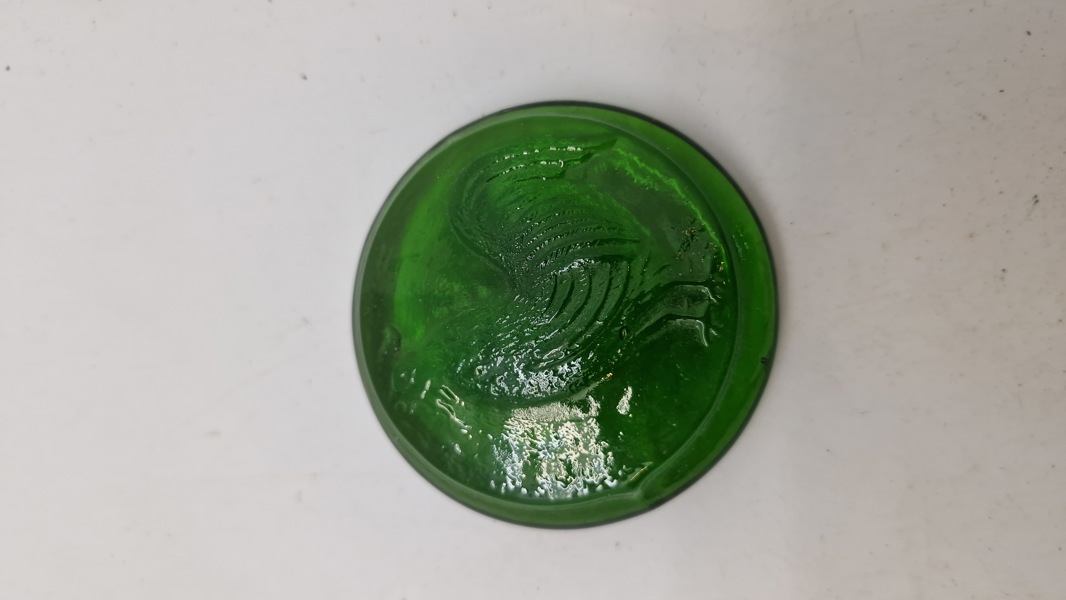 hinkesten i grønt glas fra Fyens Glasværk med et hanemotiv. Katalog 1934