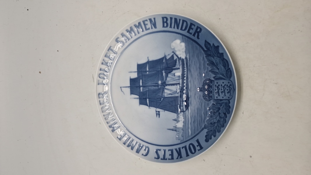 Royal Copenhagen Mindeplatte fra 1926 med motiv af Fregatten Jylland