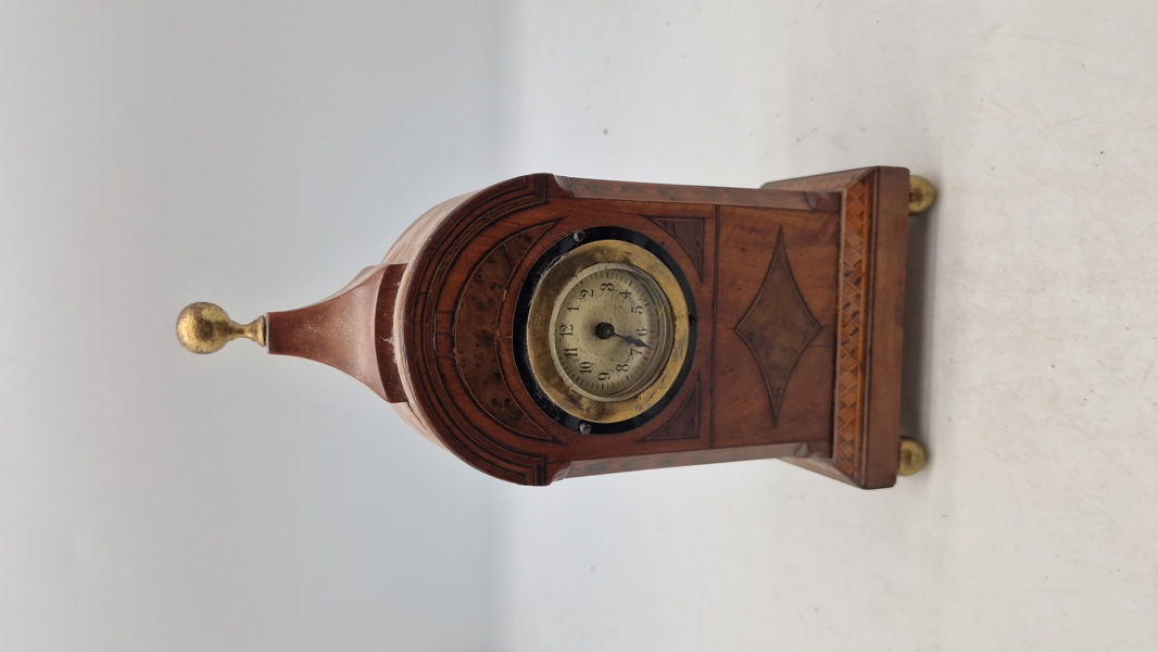 Antikt karminur i lys mahogni med intarsia fra omkring 1920'erne