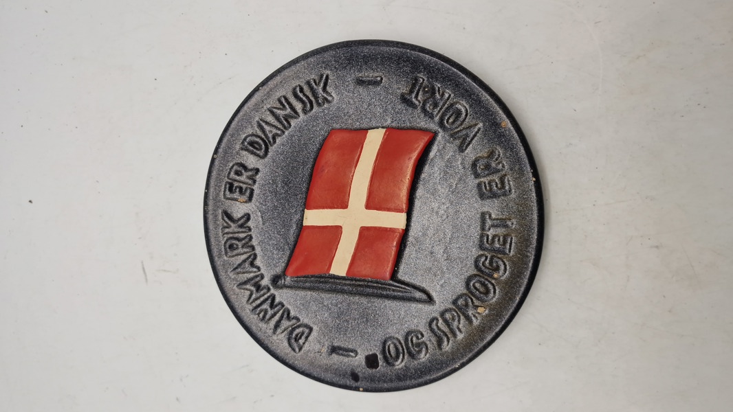 Danmarksplatte" eller genforeningsplatte, et samleobjekt med det danske flag og teksten "DANMARK ER DANSK OG SPROGET ER VORT"