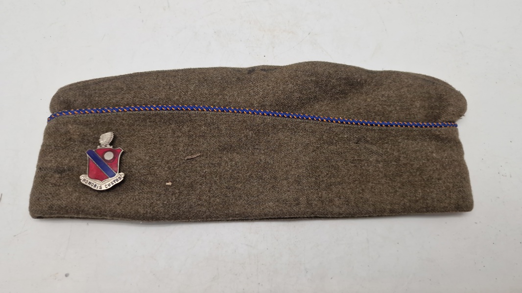 Distinctive Unit (DUI) fra Adjutant General's School side cap. Original