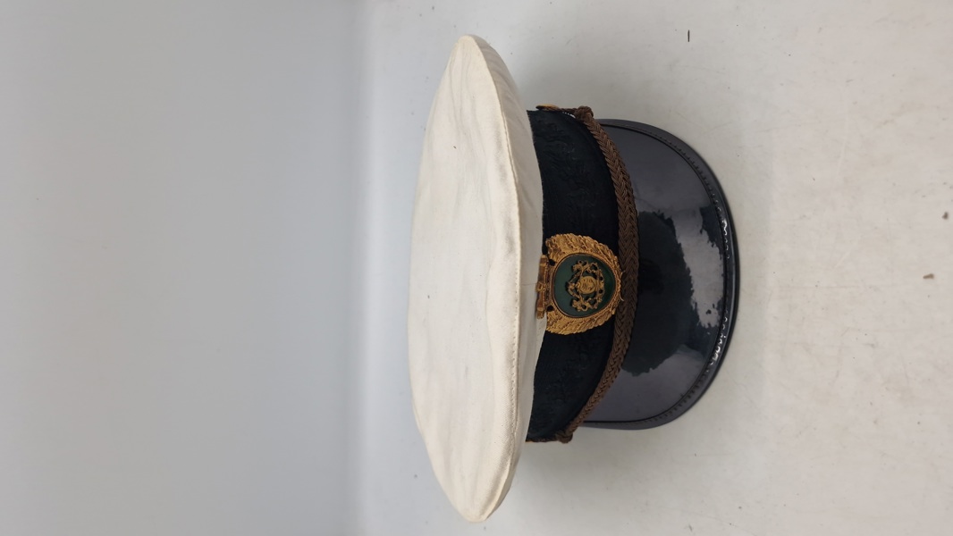 Dank politikasket med hvidt regnslag