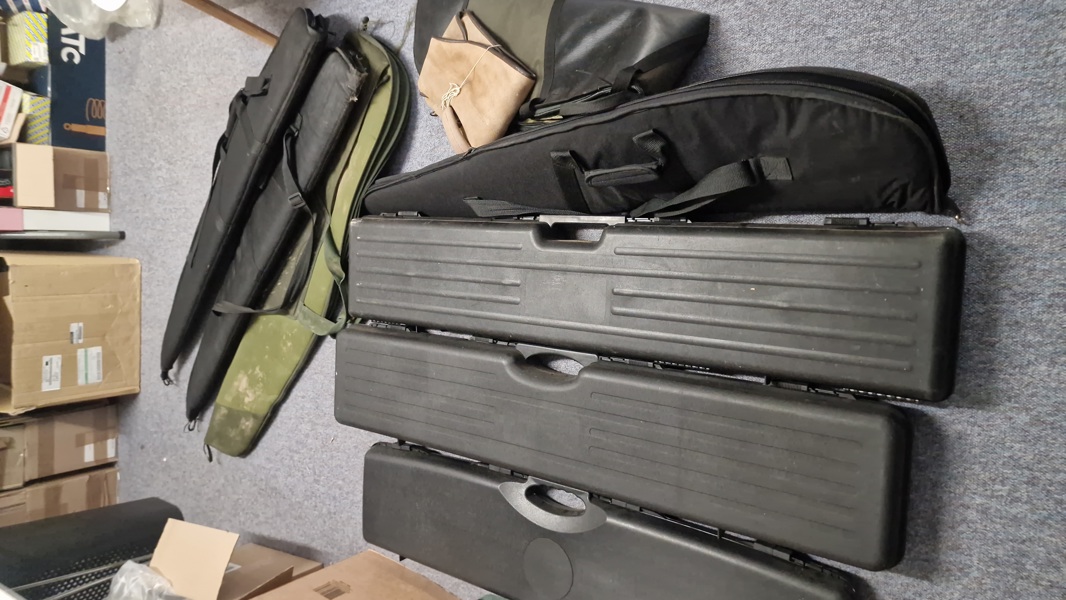 Stor samling våbenkufferter og etuier. SKAL HENTES I VORDINGBOR