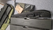 Stor samling våbenkufferter og etuier. SKAL HENTES I VORDINGBOR 