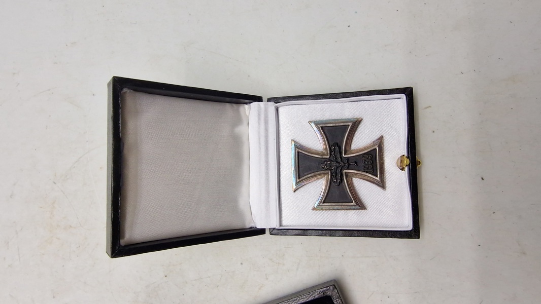 Jernkors med æske. 57 version. Originalt