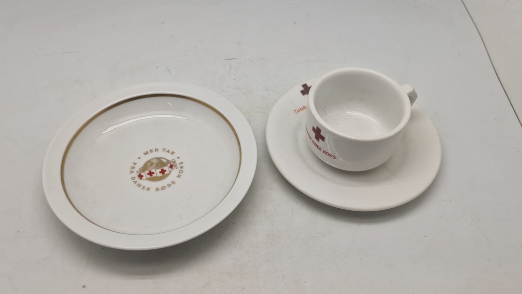Lot røde kors porcelæn