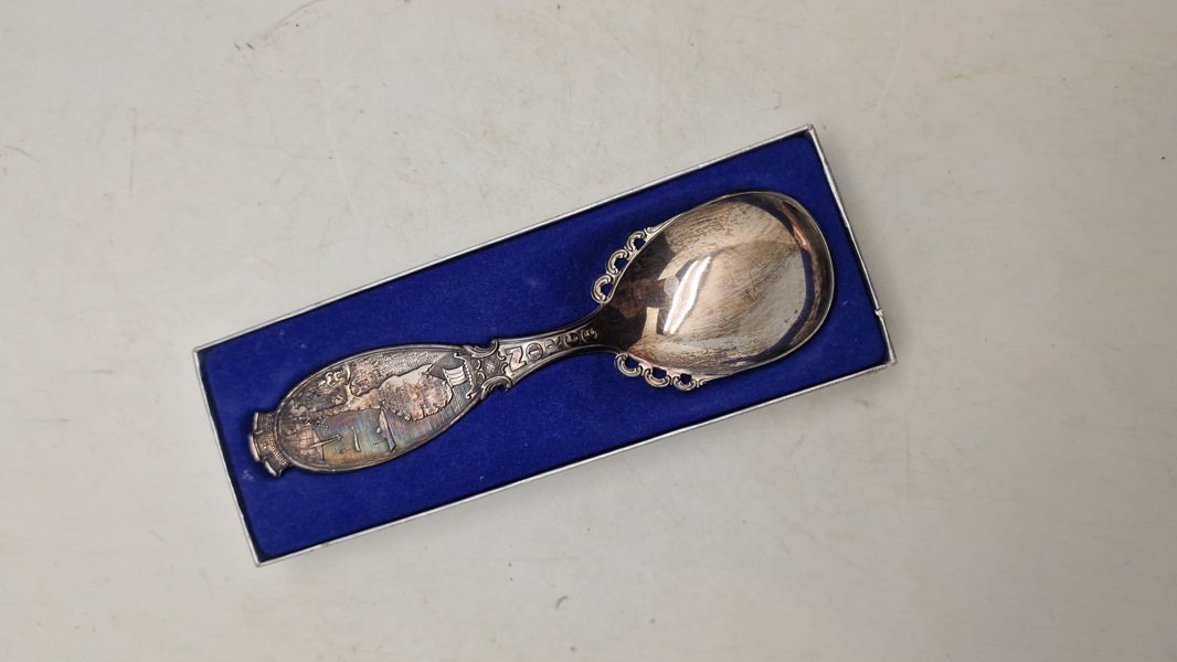 Norsk souvenir ske af nysølv med æske 