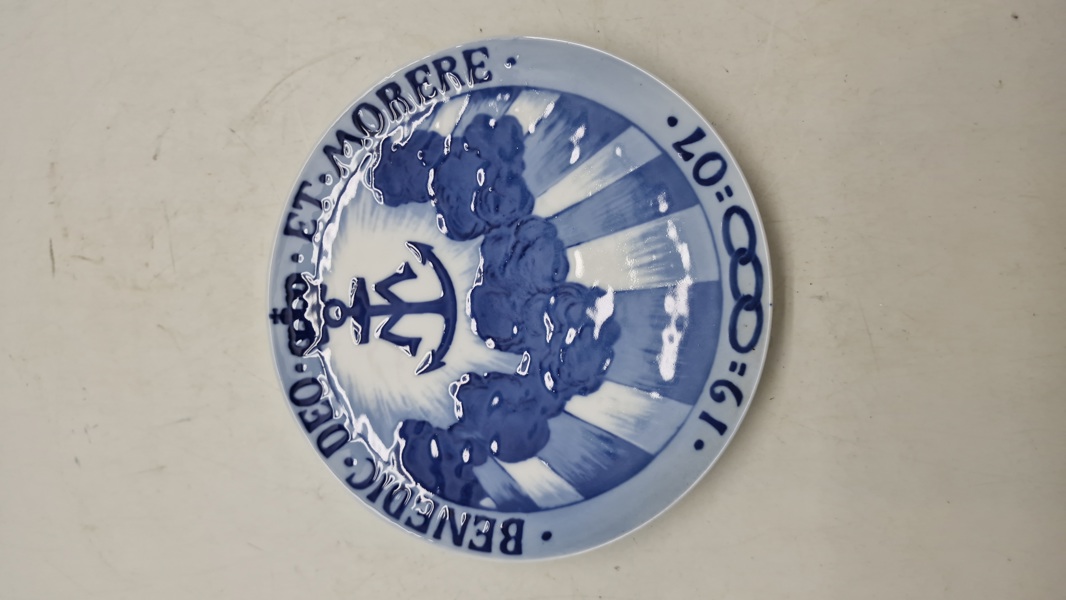 Royal Copenhagen Mindeplatte, BENEDIC. DEO ET MORERE
