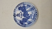 Royal Copenhagen Mindeplatte, BENEDIC. DEO ET MORERE