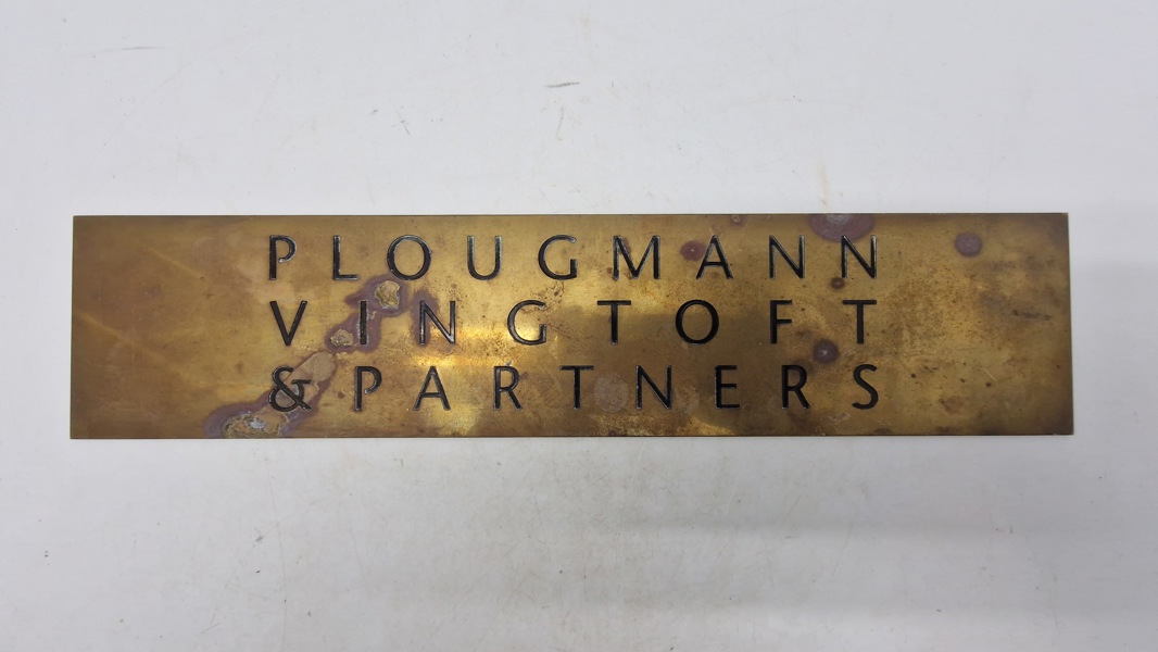 Messing skilt fra Plougmann Vingtoft & Partners