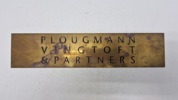 Messing skilt fra Plougmann Vingtoft & Partners