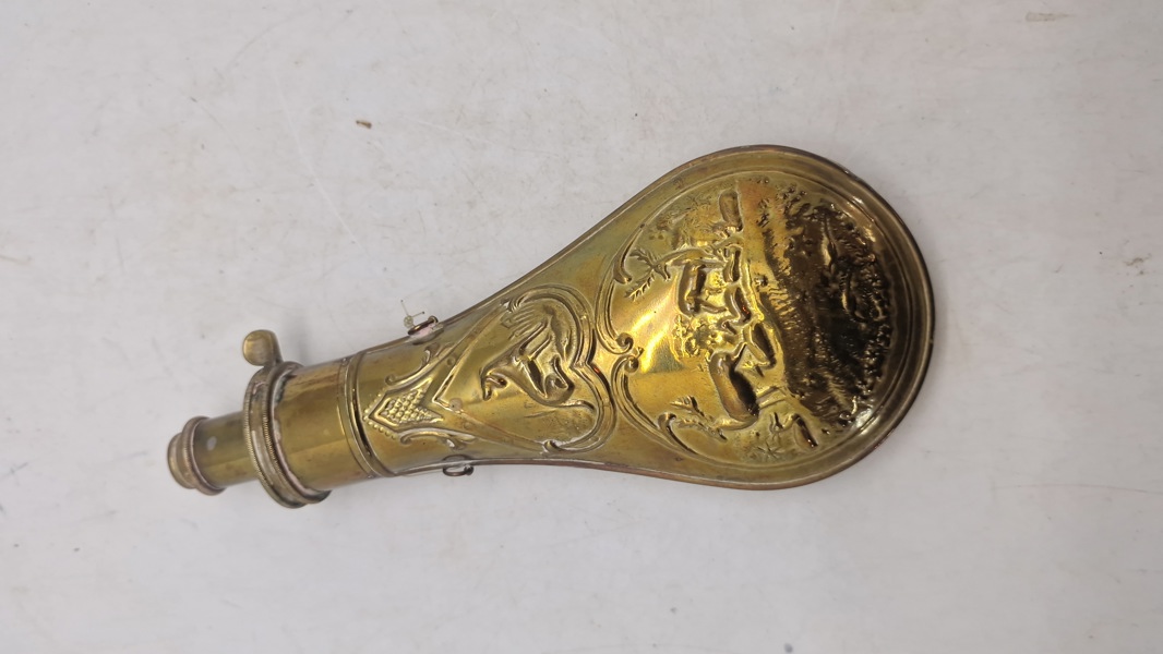 Veludført messing krudthorn