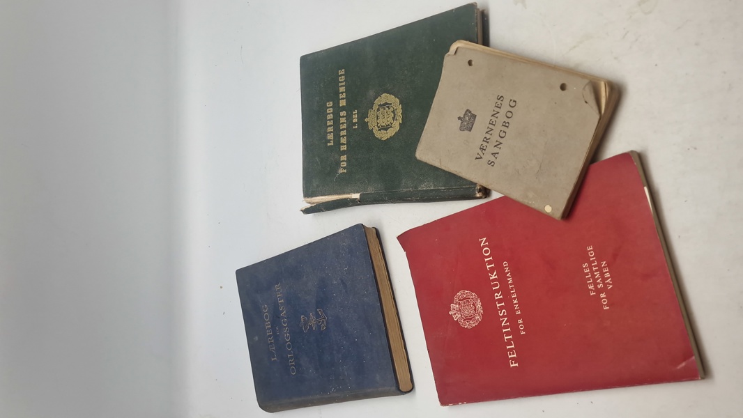 Samling lærebøger fra forsvaret 