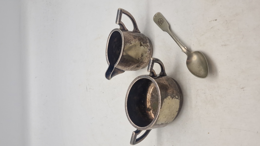 Flødekande, skål og ske (ske er SS stemplet). Efterkrigs 