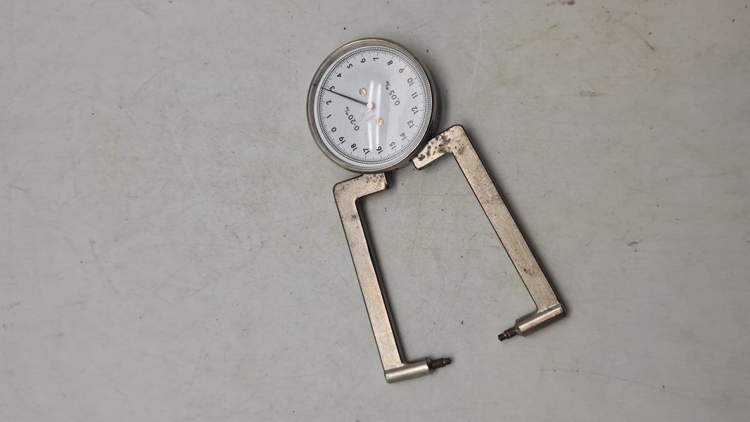 tykkelsesmåleapparat, også kendt som et tykkelsesmåler