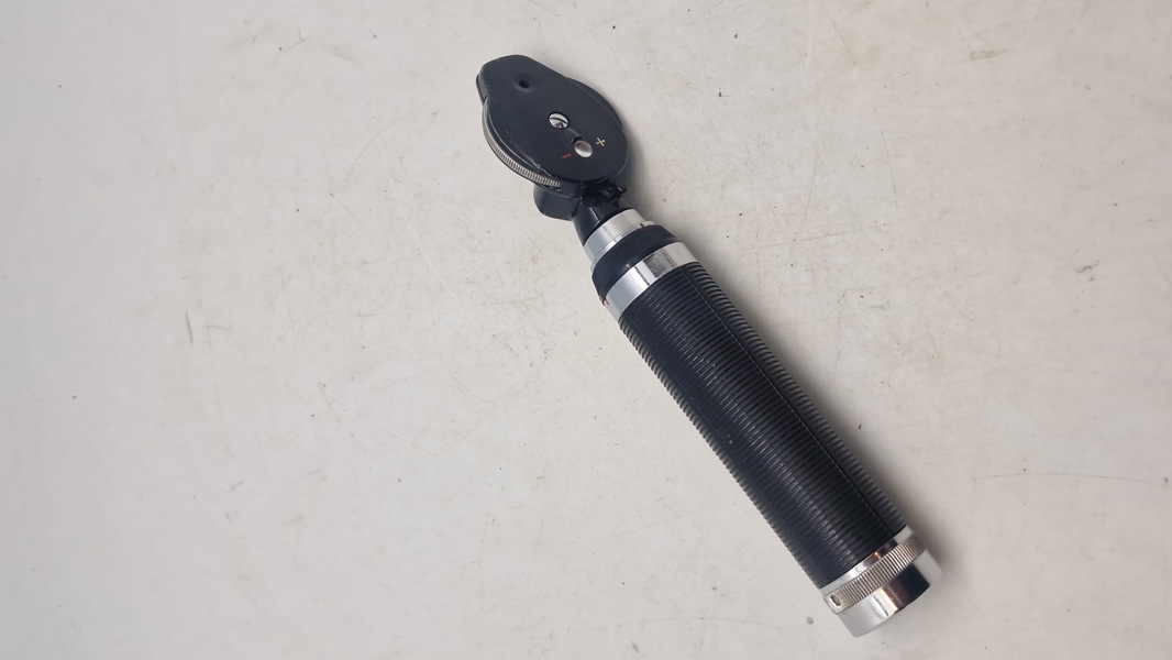 AO (American Optical) direkte oftalmoskop, et medicinsk instrument, der bruges til at undersøge øjets nethinde