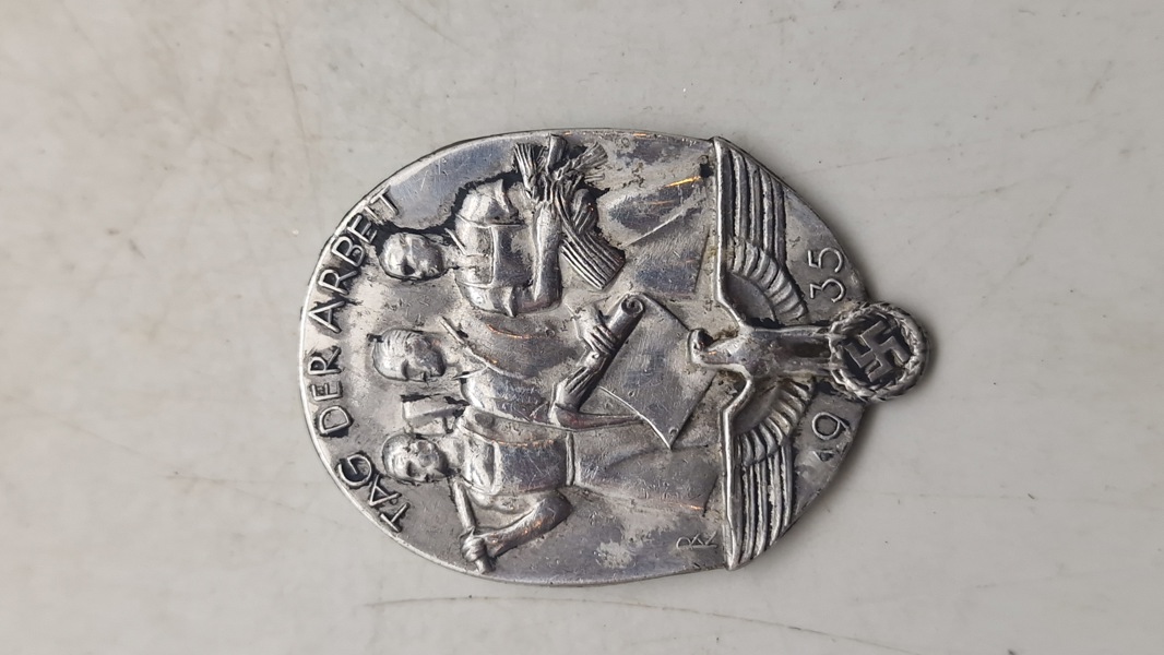 Tag Der Arbeit tinnie. Original 