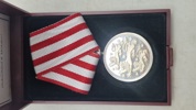 Dansk medalje for udsendte for Danmark med æske. Original 