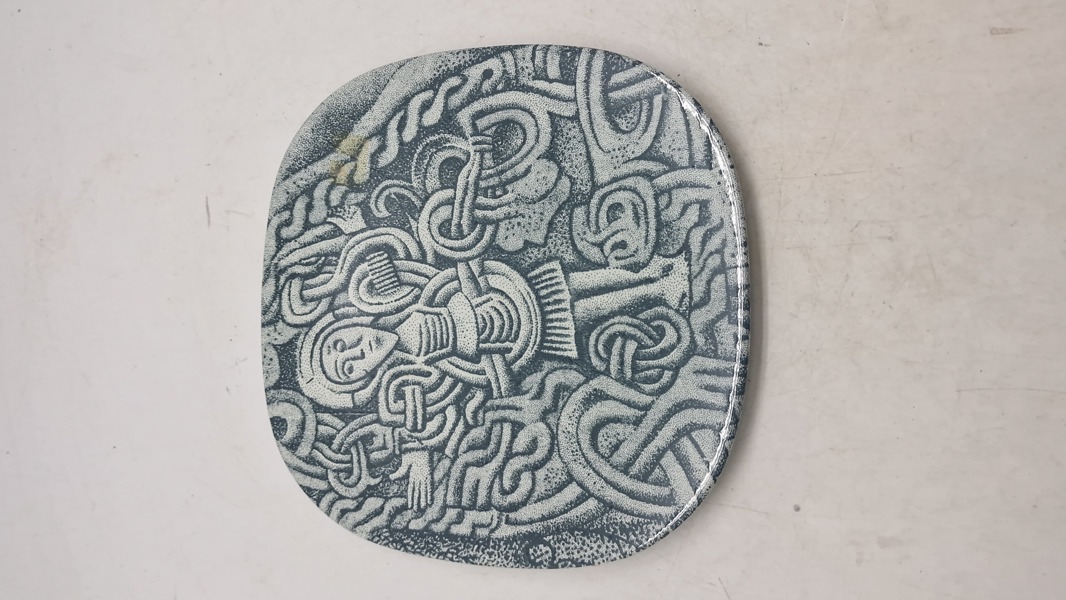 Nymølle Denmark platte, med motiv af Jellingestenen 