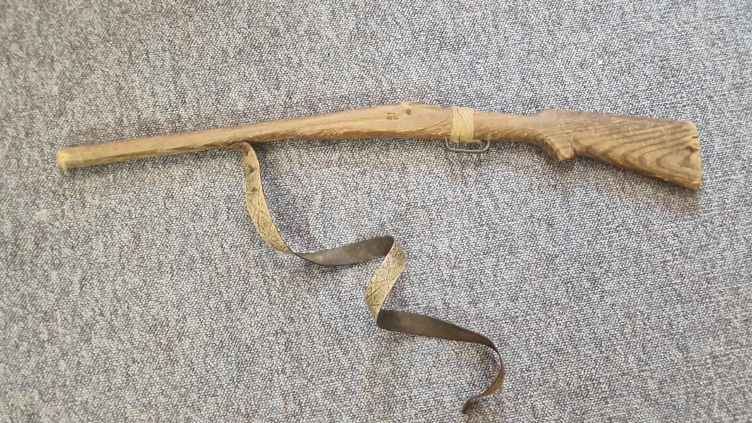 Udskåret legetøjs gevær af træ 