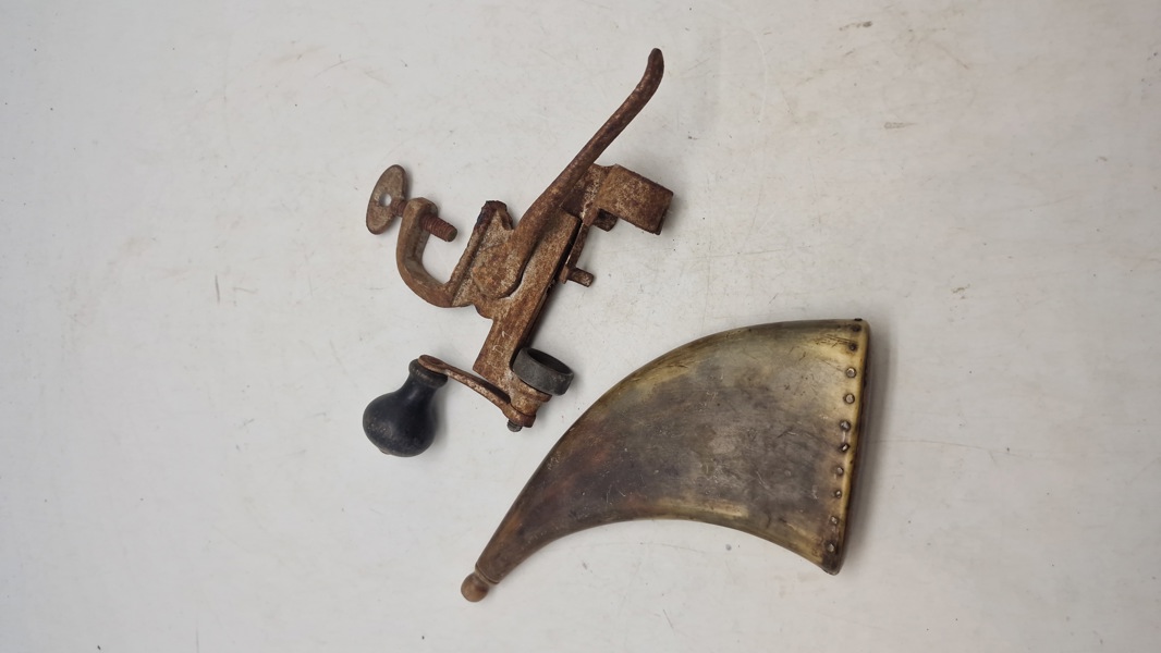 Krudthorn og genladningsudstyr 