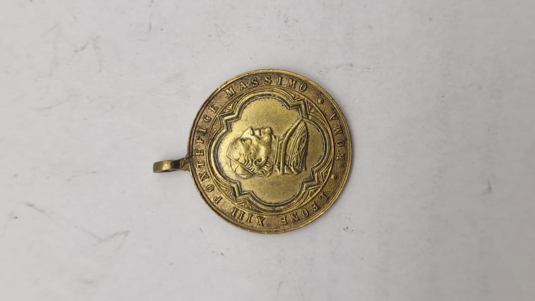 Pavelig medalje med pave Leo XIII's portræt og teksten "LEONE XIII PONTEFICE MASSIMO ROMA"