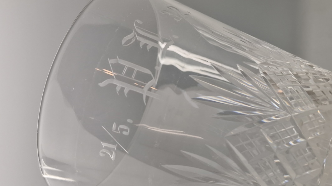 Stor glaspokal, givet til dansk frivillig 