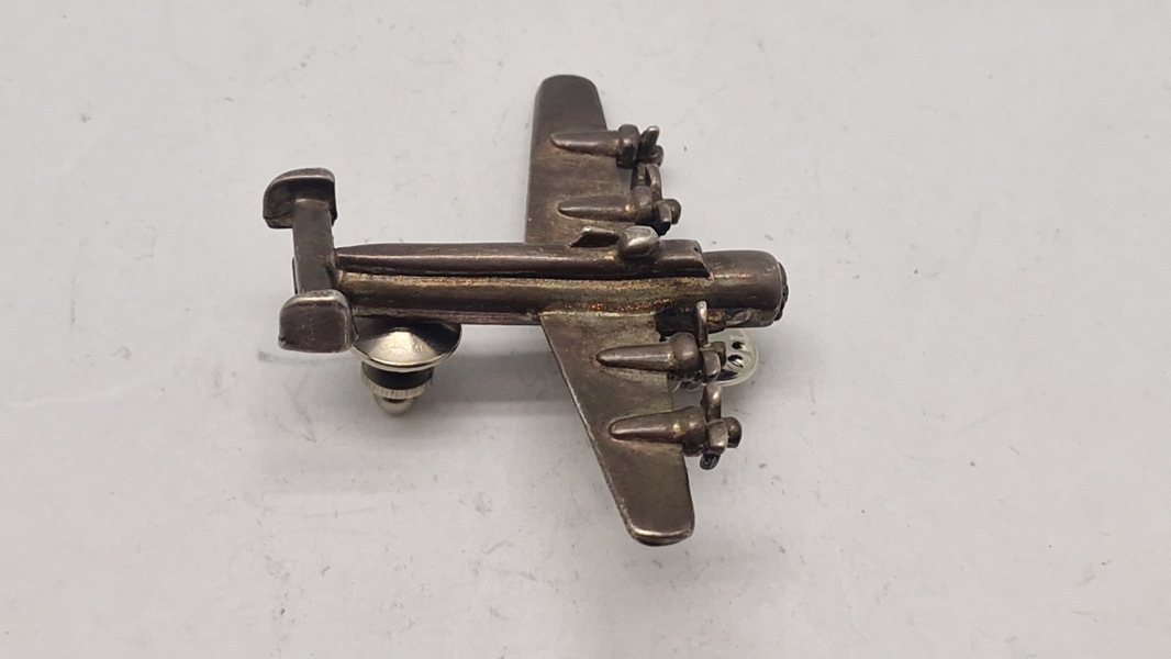 Nål til jakken, forstillende flyvemaskine 