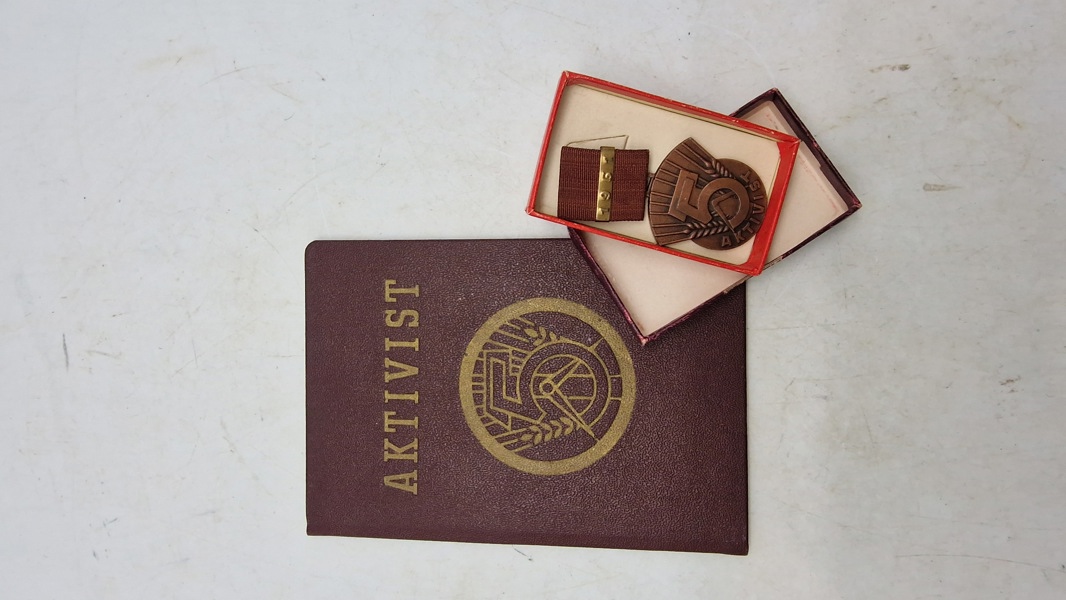 Aktivist des Fünfjahrplanes" (Aktivist for femårsplanen) fra DDR (Østtyskland), original 