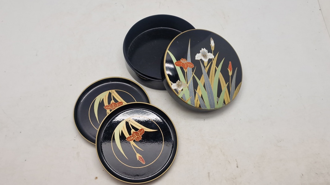 Japansk skål af lakeret træ