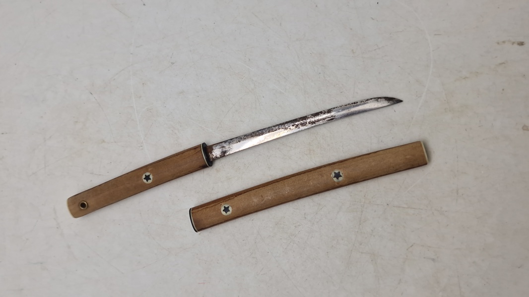 Veludført brevåbner som katana