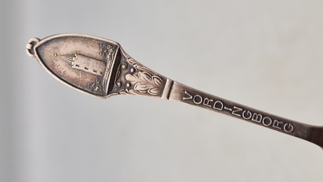 Teske med motiv af gåsetårnet, nysølv