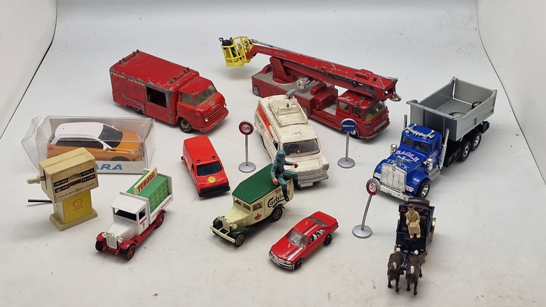 Lot ældre legetøjsbiler mm.