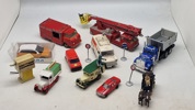 Lot ældre legetøjsbiler mm.