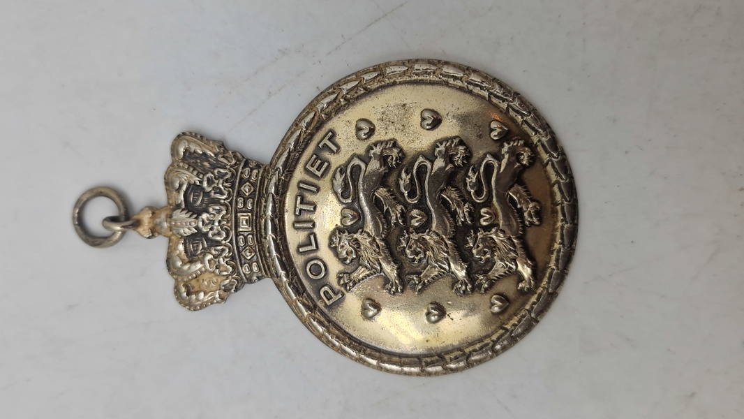 Dansk M/39 politiskilt  tilhørende Fritz Carl Vilhelm von Magius (1903–1969)   Originalt _29727a_8de72d0df0080a1_lg.jpeg