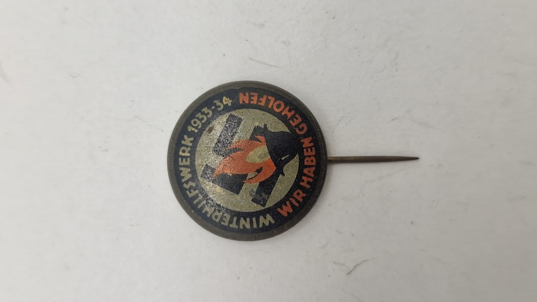 Winterhilfswerk 1933-34 "Wir haben geholfen" (Vi har hjulpet) badge. Originalt