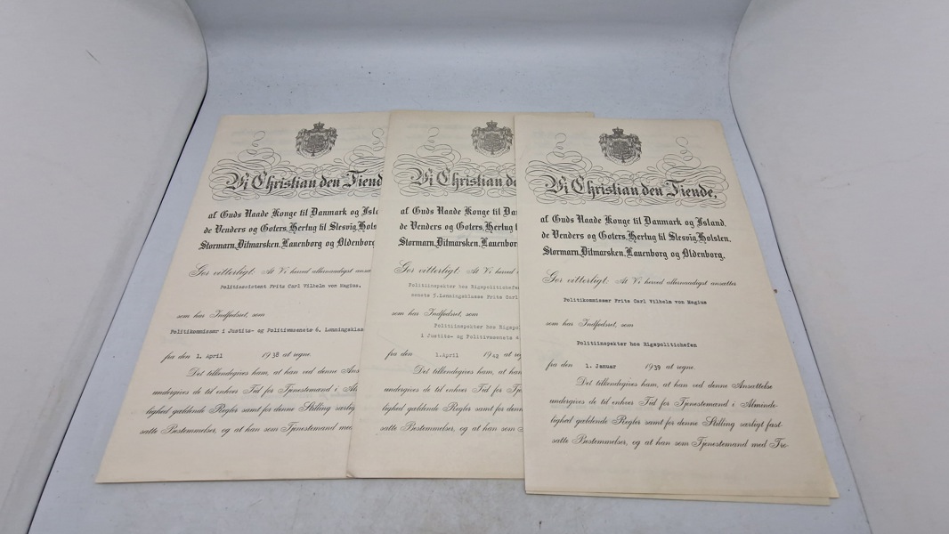 Dokumenter tildelt Fritz Carl Vilhelm von Magius (1903–1969), med underskrifter af Kong Christian X og Frederik IX