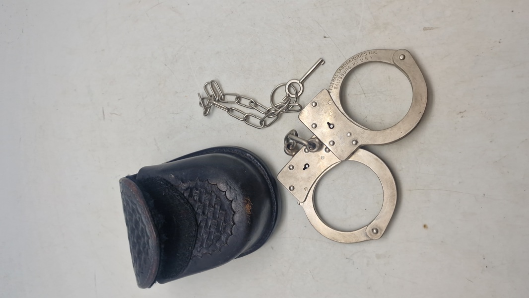 Håndjern med taske og nøgler