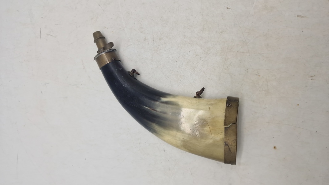 Veludført krudthorn af ben