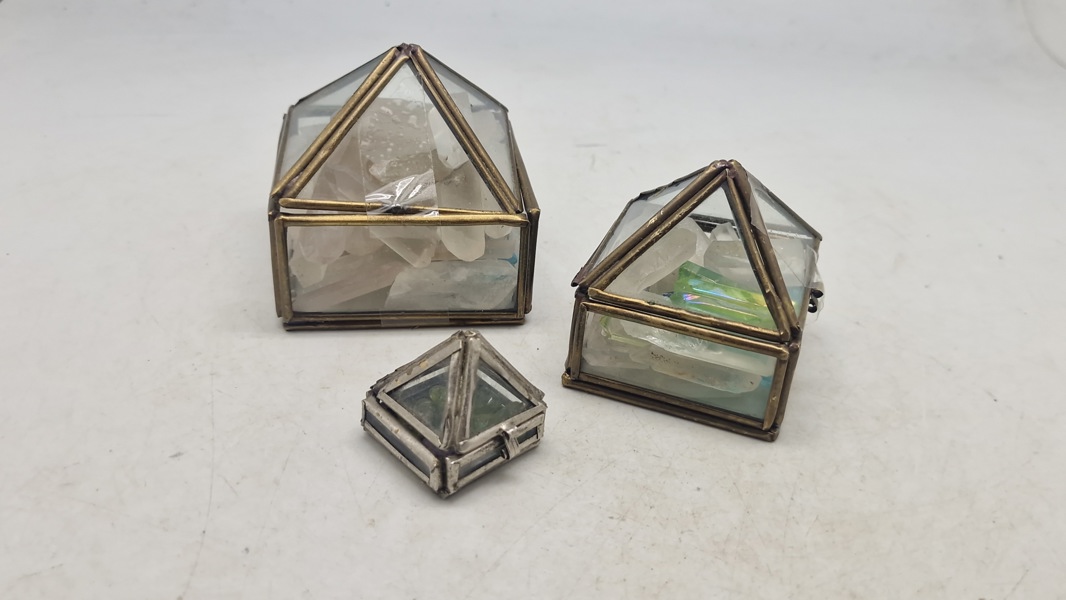 Samling krystaller med små montre