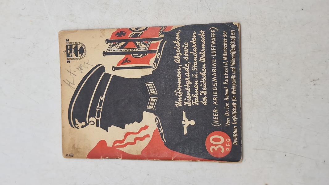 Uniformen, Abzeichen, Dienstgrade, sowie Fahnen und Standarten. Originalt