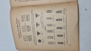 Uniformen, Abzeichen, Dienstgrade, sowie Fahnen und Standarten. Originalt