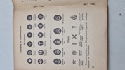 Uniformen, Abzeichen, Dienstgrade, sowie Fahnen und Standarten. Originalt