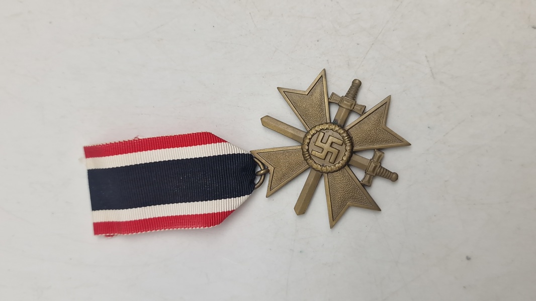 Kriegsverdienstkreuz 2. Klasse mit Schwertern. Originalt