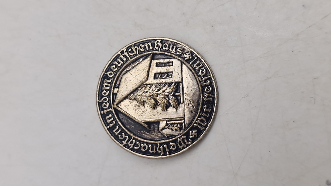 WHW pin, "Weihnachten in jedem deutschen Haus – Wir helfen". Original 