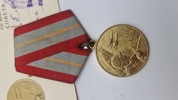 sovjetisk jubilæumsmedalje for 60-året for de væbnede styrker (Jubileinaja medal "60 let Vooruzjonnykh Sil SSSR"). Orignal 