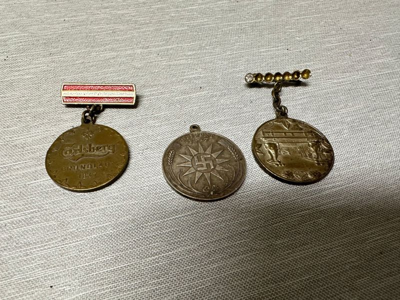 Samling Carlsberg medaljer, soltegn mm. 