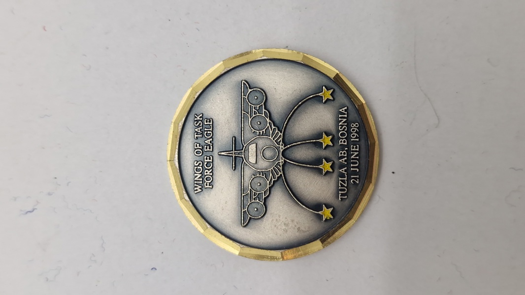 Challenge coin fra Tuzla Air Base i Bosnien, dateret 21. juni 1998, der fejrer "Wings of Task Force Eagle”
