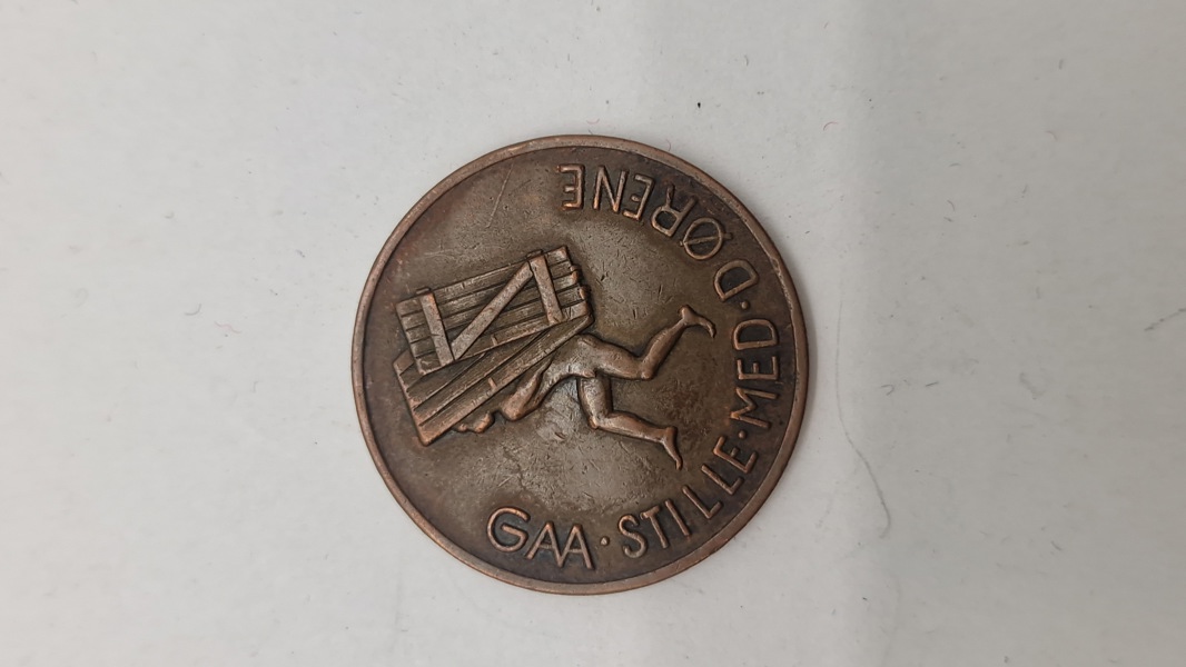 Dansk stikkermønt “Gaa Stille med Dørene”. Original 